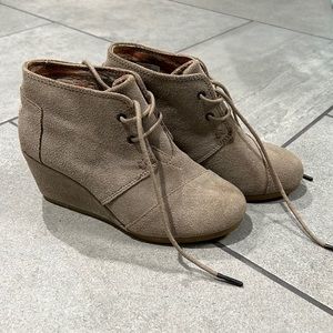 Toms Light Brown Suede Ankle Booties Women’s Size 5 Like New